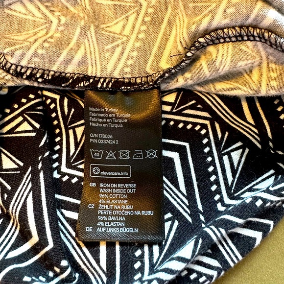 DIVIDED BY H & M TOP. Size Small. - Picture 5 of 5